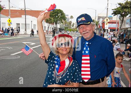 Ein patriotisch gekleidetes Paar nimmt an der jährlichen Parade am 4. Juli in Santa Monica, CA, USA, Teil Stockfoto