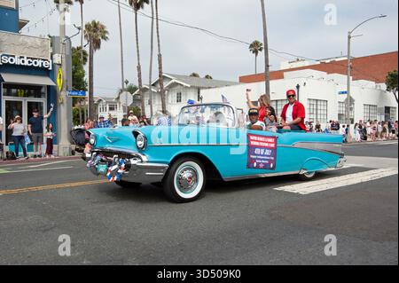 Ein klassischer Chevrolet-Wagen transportiert Menschen bei der jährlichen Parade am 4. Juli in Santa Monica, CA, USA Stockfoto