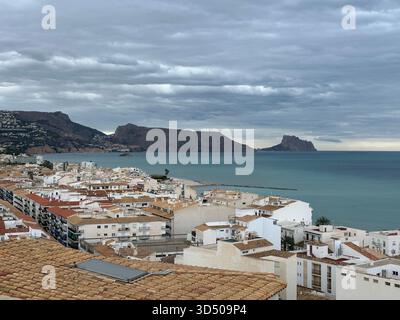 Panoramablick auf die mediterrane Küstenstadt Altea an einem bewölkten Tag, Valencianische Gemeinschaft, Spanien, März 2024 Stockfoto