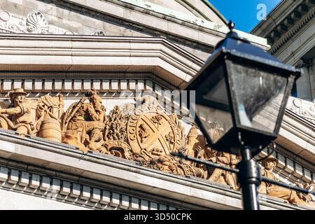 Montreal, Kanada - 11. August 2025: Architektonische Details des Gebäudes der Bank of Montreal mit Basreliefskulptur Concordia am Place d’Armes in Old Stockfoto