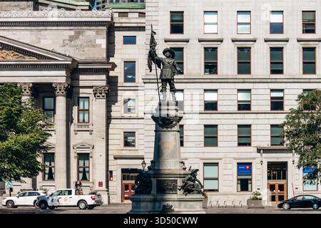 Montreal, Kanada - 11. August 2025: Maisonneuve Monument am Place d'Armes Square in Old Montreal, umgeben von historischer Architektur Stockfoto