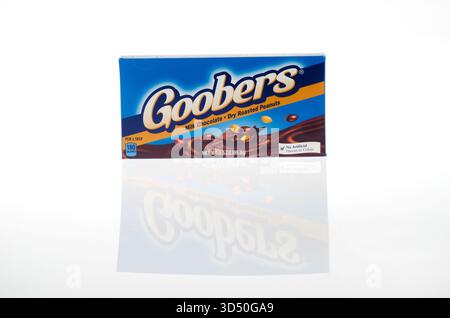 Schachtel Goobers Candy auf weißem Hintergrund mit Milchschokolade und trocken gerösteten Erdnüssen Stockfoto
