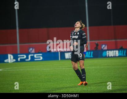 Alcalá de Henares, Spanien, 12. November 2025: Juventus-Spielerin Cristiana Girelli (10) beklagt eine verpasste Chance während des dritten Spieltages der UEFA Women's Champions League 2025-26 zwischen Atleti und Juventus am 12. November 2025 im Atlético de Madrid Sports Center Alcalá de Henares in Alcalá de Henares, Spanien. Quelle: Alberto Brevers / Alamy Live News. Stockfoto