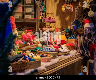 Eine magische Szene auf dem Zürcher Weihnachtsmarkt in der Schweiz, mit funkelnden Lichtern und Schneefall, die ein winterliches Wunderland und defokussiertes Bokeh schaffen Stockfoto
