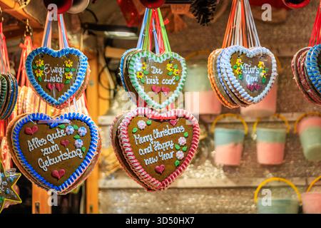 Kunstvolle, handgemachte Lebkuchen-Kekse in Herzform auf dem charmanten traditionellen Weihnachtsmarkt in Zürich, Schweiz Stockfoto