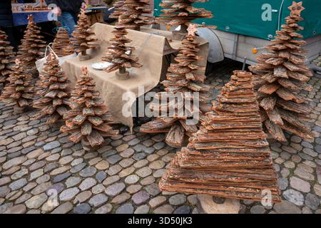 Handgemachte Weihnachtsbäume aus Baumrinde auf einem Straßenmarkt Stockfoto