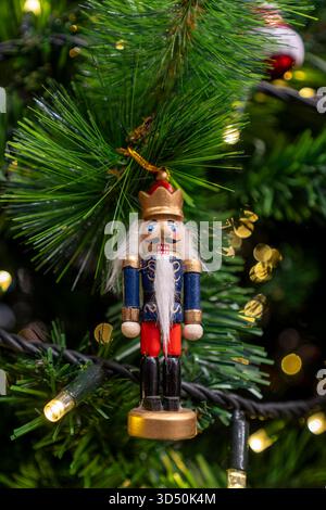 Nahaufnahme eines hängenden Nussknacks, Ornamente und andere Dekorationen an einem Weihnachtsbaum. Stockfoto