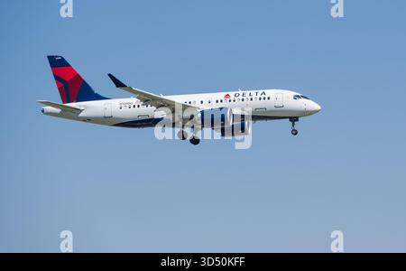 IRVING, USA - 8. April 2025: Delta Air Lines Airbus A220-100 nähert sich dem Flughafen Dallas Fort Worth (DFW) an, blauer Himmel. Stockfoto