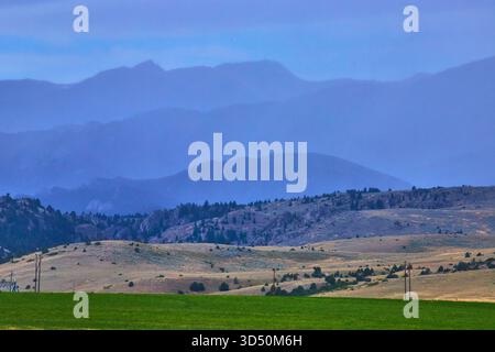 Mountain Layers und Rolling Hills in Wyoming, USA, mit lebendiger grüner Weide Stockfoto