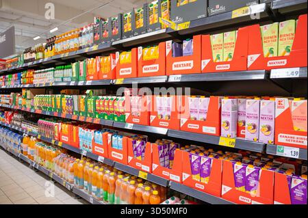 Fruchtsaftgetränk Sortiment, Verschiedene Geschmacksrichtungen Wie Apfel, Orange Und Pflaume, Regale Im Supermarkt In Trier, Deutschland Stockfoto