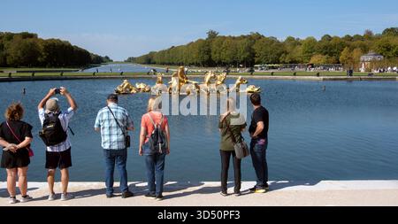 Menschen am Apollo-Brunnen in den Gärten des Schlosses von Versailles, Frankreich Stockfoto
