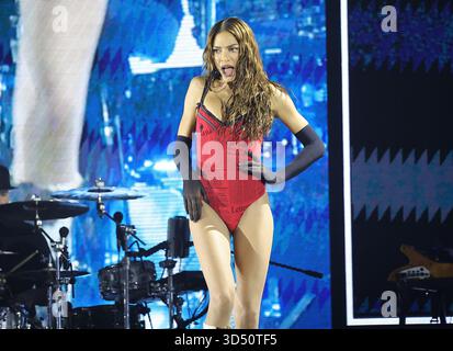 Padua, Italien. November 2025. Elodie ist derzeit auf Tour mit der „Elodie Show 2025“, die Konzerte in italienischen Arenen beinhaltet. Die Tour begann am 29. Oktober 2025 in Jesolo und setzte sich mit Terminen in Mailand, Eboli, Padua, Florenz, Rom, Messina, Bari und Turin. Die letzten Daten (zum Zeitpunkt dieser Antwort) sind der 12. Und 14. November in Padua und Florenz, während in der Zukunft Rom, Messina, Bari, Turin und ein Datum in Rom am 6. Dezember enthalten sind. Quelle: Unabhängige Fotoagentur/Alamy Live News Stockfoto