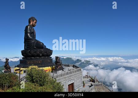 Die große Amitabha Buddha Statue im Sun World Fansipan Legend Buddhistischen Tempelkomplex mit Blick auf die Hoang Lien Bergkette in Vietnam Stockfoto