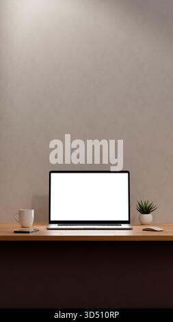 Leerer Bildschirm des Laptops für Modell. Arbeitsbereich mit Computer, Kaffeetasse, Pflanze und Mobiltelefon. 8K hohe Auflösung im vertikalen Format. Stockfoto