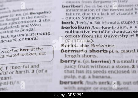 English Definition Dictionary Seite Nahaufnahme des gedruckten Wortes von -berkelium Stockfoto