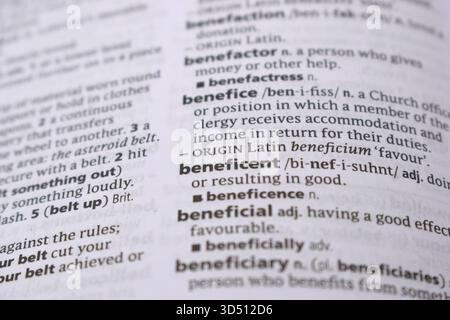 Englisch Definition Wörterbuch Seite Nahaufnahme des gedruckten Wortes von - Benefificent Stockfoto