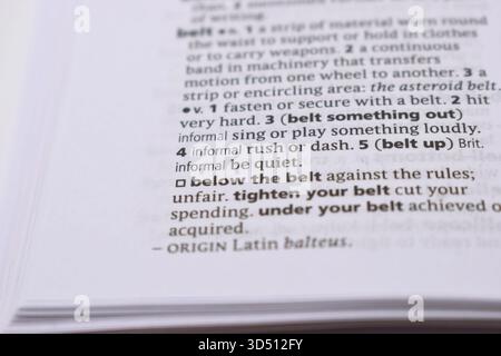 Englische Definition Wörterbuch Seite Nahaufnahme des gedruckten Wortes unter dem Band Stockfoto