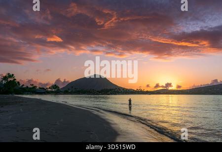 Begrüßung des Sonnenaufgangs über dem Kokohead-Krater am Kuliouou Beach in Hawaii Kai, Honolulu, Oahu, Hawaii, USA Stockfoto