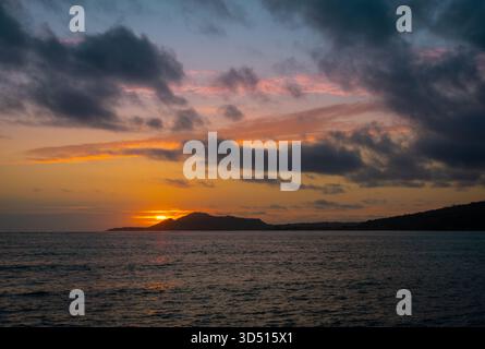 Ruhiger Sonnenuntergang über Diamond Head vom Portlock Beach in Honolulu, Hawaii, USA Stockfoto
