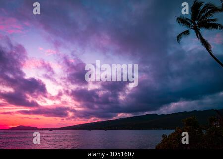 Dramatischer Sonnenuntergang über Diamond Head vom Portlock Beach in Hawaii Kai, Oahu, Hawaii, USA Stockfoto