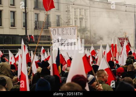 Rechtsextreme Demonstranten halten ein Banner mit der Aufschrift „POLEXIT LET's REAIN INDEPENDENCE“, während sie an dem von katholischen und rechten Gruppen organisierten Unabhängigkeitstag-marsch teilnehmen. Die Polen feiern den Nationalen Unabhängigkeitstag, um die Wiedererlangung der Unabhängigkeit des Landes nach 123 Jahren Teilung im Jahr 1918 zu feiern. 16 Jahre lang findet jährlich ein unabhängigkeitsmarsch durch die Straßen statt, der von der nationalistischen und rechten Independence March Association organisiert wird. Dieses Jahr findet der marsch unter dem Motto "eine Nation - starkes Polen " statt, und die Veranstaltung befasst sich ausführlich mit der Frage der Migration Stockfoto