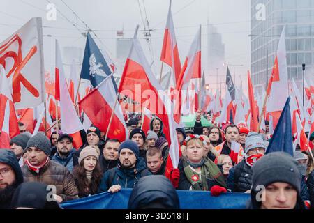 Während der Feierlichkeiten zum Unabhängigkeitstag marschieren die Massen mit polnischen Fahnen, die 107 Jahre nach der Rückkehr Polens zur Staatlichkeit feierten. Die Polen feiern den Nationalen Unabhängigkeitstag, um die Wiedererlangung der Unabhängigkeit des Landes nach 123 Jahren Teilung im Jahr 1918 zu feiern. 16 Jahre lang findet jährlich ein unabhängigkeitsmarsch durch die Straßen statt, der von der nationalistischen und rechten Independence March Association organisiert wird. Dieses Jahr findet der marsch unter dem Motto "eine Nation - starkes Polen " statt, und die Veranstaltung befasst sich ausführlich mit der Frage der Migration als Bedrohung für die nationale Einheit. Stockfoto