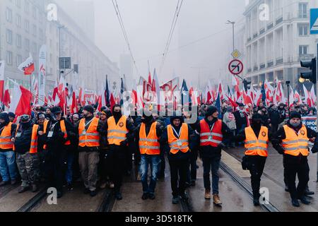 Während der Feierlichkeiten zum Unabhängigkeitstag marschieren die Massen mit polnischen Fahnen, die 107 Jahre nach der Rückkehr Polens zur Staatlichkeit feierten. Die Polen feiern den Nationalen Unabhängigkeitstag, um die Wiedererlangung der Unabhängigkeit des Landes nach 123 Jahren Teilung im Jahr 1918 zu feiern. 16 Jahre lang findet jährlich ein unabhängigkeitsmarsch durch die Straßen statt, der von der nationalistischen und rechten Independence March Association organisiert wird. Dieses Jahr findet der marsch unter dem Motto "eine Nation - starkes Polen " statt, und die Veranstaltung befasst sich ausführlich mit der Frage der Migration als Bedrohung für die nationale Einheit. Stockfoto