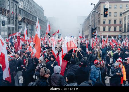 Während der Feierlichkeiten zum Unabhängigkeitstag marschieren die Massen mit polnischen Fahnen, die 107 Jahre nach der Rückkehr Polens zur Staatlichkeit feierten. Die Polen feiern den Nationalen Unabhängigkeitstag, um die Wiedererlangung der Unabhängigkeit des Landes nach 123 Jahren Teilung im Jahr 1918 zu feiern. 16 Jahre lang findet jährlich ein unabhängigkeitsmarsch durch die Straßen statt, der von der nationalistischen und rechten Independence March Association organisiert wird. Dieses Jahr findet der marsch unter dem Motto "eine Nation - starkes Polen " statt, und die Veranstaltung befasst sich ausführlich mit der Frage der Migration als Bedrohung für die nationale Einheit. Stockfoto
