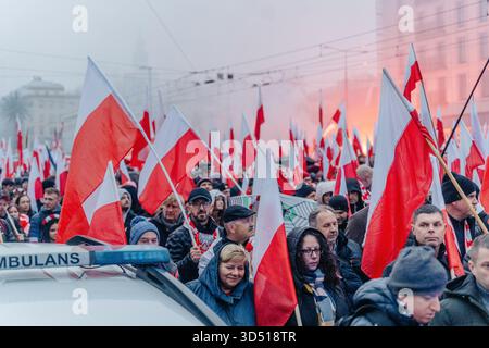 Während der Feierlichkeiten zum Unabhängigkeitstag marschieren die Massen mit polnischen Fahnen, die 107 Jahre nach der Rückkehr Polens zur Staatlichkeit feierten. Die Polen feiern den Nationalen Unabhängigkeitstag, um die Wiedererlangung der Unabhängigkeit des Landes nach 123 Jahren Teilung im Jahr 1918 zu feiern. 16 Jahre lang findet jährlich ein unabhängigkeitsmarsch durch die Straßen statt, der von der nationalistischen und rechten Independence March Association organisiert wird. Dieses Jahr findet der marsch unter dem Motto "eine Nation - starkes Polen " statt, und die Veranstaltung befasst sich ausführlich mit der Frage der Migration als Bedrohung für die nationale Einheit. Stockfoto