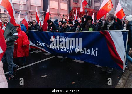 Rechtsextreme Demonstranten halten ein Banner mit der Aufschrift "STOP UKRAINIZATION OF POLAND", während sie an dem von katholischen und rechten Gruppen am 107. Jahrestag organisierten Unabhängigkeitstag teilnehmen. Die Polen feiern den Nationalen Unabhängigkeitstag, um die Wiedererlangung der Unabhängigkeit des Landes nach 123 Jahren Teilung im Jahr 1918 zu feiern. 16 Jahre lang findet jährlich ein unabhängigkeitsmarsch durch die Straßen statt, der von der nationalistischen und rechten Independence March Association organisiert wird. Dieses Jahr findet der marsch unter dem Motto "eine Nation - starkes Polen " statt, und die Veranstaltung wird ausführlich adressiert Stockfoto