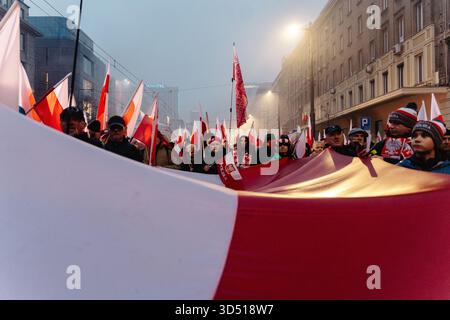 Während des 107-jährigen Unabhängigkeitstages marschieren die Massen mit polnischen Fahnen. Die Polen feiern den Nationalen Unabhängigkeitstag, um die Wiedererlangung der Unabhängigkeit des Landes nach 123 Jahren Teilung im Jahr 1918 zu feiern. 16 Jahre lang findet jährlich ein unabhängigkeitsmarsch durch die Straßen statt, der von der nationalistischen und rechten Independence March Association organisiert wird. Dieses Jahr findet der marsch unter dem Motto "eine Nation - starkes Polen " statt, und die Veranstaltung befasst sich ausführlich mit der Frage der Migration als Bedrohung für die nationale Einheit. Stockfoto