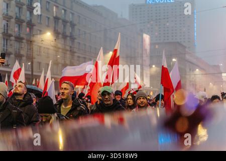 Während des 107-jährigen Unabhängigkeitstages marschieren die Massen mit polnischen Fahnen. Die Polen feiern den Nationalen Unabhängigkeitstag, um die Wiedererlangung der Unabhängigkeit des Landes nach 123 Jahren Teilung im Jahr 1918 zu feiern. 16 Jahre lang findet jährlich ein unabhängigkeitsmarsch durch die Straßen statt, der von der nationalistischen und rechten Independence March Association organisiert wird. Dieses Jahr findet der marsch unter dem Motto "eine Nation - starkes Polen " statt, und die Veranstaltung befasst sich ausführlich mit der Frage der Migration als Bedrohung für die nationale Einheit. Stockfoto