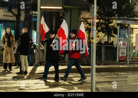 Während des 107-jährigen Unabhängigkeitstages marschieren die Massen mit polnischen Fahnen. Die Polen feiern den Nationalen Unabhängigkeitstag, um die Wiedererlangung der Unabhängigkeit des Landes nach 123 Jahren Teilung im Jahr 1918 zu feiern. 16 Jahre lang findet jährlich ein unabhängigkeitsmarsch durch die Straßen statt, der von der nationalistischen und rechten Independence March Association organisiert wird. Dieses Jahr findet der marsch unter dem Motto "eine Nation - starkes Polen " statt, und die Veranstaltung befasst sich ausführlich mit der Frage der Migration als Bedrohung für die nationale Einheit. Stockfoto