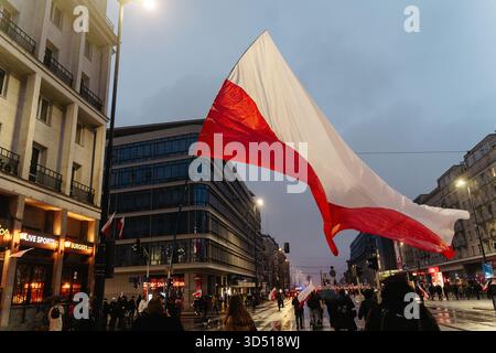Während des 107-jährigen Unabhängigkeitstages marschieren die Massen mit polnischen Fahnen. Die Polen feiern den Nationalen Unabhängigkeitstag, um die Wiedererlangung der Unabhängigkeit des Landes nach 123 Jahren Teilung im Jahr 1918 zu feiern. 16 Jahre lang findet jährlich ein unabhängigkeitsmarsch durch die Straßen statt, der von der nationalistischen und rechten Independence March Association organisiert wird. Dieses Jahr findet der marsch unter dem Motto "eine Nation - starkes Polen " statt, und die Veranstaltung befasst sich ausführlich mit der Frage der Migration als Bedrohung für die nationale Einheit. Stockfoto