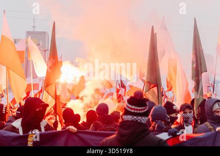 Während der Feierlichkeiten zum Unabhängigkeitstag zum 107. Jahrestag marschieren die Massen mit polnischen Fahnen und leuchtenden weißen und roten Fahnen. Die Polen feiern den Nationalen Unabhängigkeitstag, um die Wiedererlangung der Unabhängigkeit des Landes nach 123 Jahren Teilung im Jahr 1918 zu feiern. 16 Jahre lang findet jährlich ein unabhängigkeitsmarsch durch die Straßen statt, der von der nationalistischen und rechten Independence March Association organisiert wird. Dieses Jahr findet der marsch unter dem Motto "eine Nation - starkes Polen " statt, und die Veranstaltung befasst sich ausführlich mit der Frage der Migration als Bedrohung für die nationale Einheit. (Pho Stockfoto