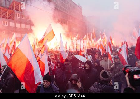 Während der Feierlichkeiten zum Unabhängigkeitstag zum 107. Jahrestag marschieren die Massen mit polnischen Fahnen und leuchtenden weißen und roten Fahnen. Die Polen feiern den Nationalen Unabhängigkeitstag, um die Wiedererlangung der Unabhängigkeit des Landes nach 123 Jahren Teilung im Jahr 1918 zu feiern. 16 Jahre lang findet jährlich ein unabhängigkeitsmarsch durch die Straßen statt, der von der nationalistischen und rechten Independence March Association organisiert wird. Dieses Jahr findet der marsch unter dem Motto "eine Nation - starkes Polen " statt, und die Veranstaltung befasst sich ausführlich mit der Frage der Migration als Bedrohung für die nationale Einheit. (Pho Stockfoto
