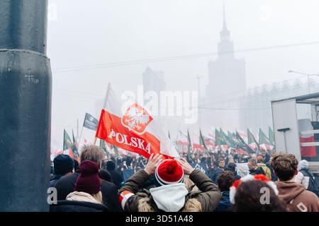 Während der Feierlichkeiten zum Unabhängigkeitstag marschieren die Massen mit polnischen Fahnen. Die Polen feiern den Nationalen Unabhängigkeitstag, um die Wiedererlangung der Unabhängigkeit des Landes nach 123 Jahren Teilung im Jahr 1918 zu feiern. 16 Jahre lang findet jährlich ein unabhängigkeitsmarsch durch die Straßen statt, der von der nationalistischen und rechten Independence March Association organisiert wird. Dieses Jahr findet der marsch unter dem Motto "eine Nation - starkes Polen " statt, und die Veranstaltung befasst sich ausführlich mit der Frage der Migration als Bedrohung für die nationale Einheit. (Foto: Marek Antoni Iwanczuk/SOPA Images/SIPA USA) Stockfoto