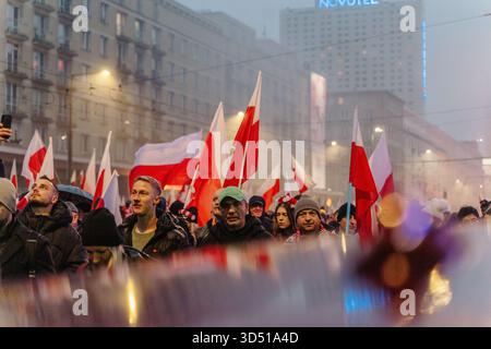 Während des 107-jährigen Unabhängigkeitstages marschieren die Massen mit polnischen Fahnen. Die Polen feiern den Nationalen Unabhängigkeitstag, um die Wiedererlangung der Unabhängigkeit des Landes nach 123 Jahren Teilung im Jahr 1918 zu feiern. 16 Jahre lang findet jährlich ein unabhängigkeitsmarsch durch die Straßen statt, der von der nationalistischen und rechten Independence March Association organisiert wird. Dieses Jahr findet der marsch unter dem Motto "eine Nation - starkes Polen " statt, und die Veranstaltung befasst sich ausführlich mit der Frage der Migration als Bedrohung für die nationale Einheit. (Foto: Marek Antoni Iwanczuk/SOPA Images/S Stockfoto