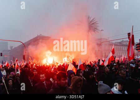 Während der Feierlichkeiten zum Unabhängigkeitstag zum 107. Jahrestag marschieren die Massen mit polnischen Fahnen und leuchtenden weißen und roten Fahnen. Die Polen feiern den Nationalen Unabhängigkeitstag, um die Wiedererlangung der Unabhängigkeit des Landes nach 123 Jahren Teilung im Jahr 1918 zu feiern. 16 Jahre lang findet jährlich ein unabhängigkeitsmarsch durch die Straßen statt, der von der nationalistischen und rechten Independence March Association organisiert wird. Dieses Jahr findet der marsch unter dem Motto "eine Nation - starkes Polen " statt, und die Veranstaltung befasst sich ausführlich mit der Frage der Migration als Bedrohung für die nationale Einheit. (Pho Stockfoto