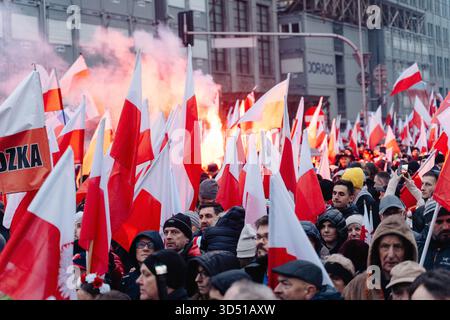 Während der Feierlichkeiten zum Unabhängigkeitstag zum 107. Jahrestag marschieren die Massen mit polnischen Fahnen und leuchtenden weißen und roten Fahnen. Die Polen feiern den Nationalen Unabhängigkeitstag, um die Wiedererlangung der Unabhängigkeit des Landes nach 123 Jahren Teilung im Jahr 1918 zu feiern. 16 Jahre lang findet jährlich ein unabhängigkeitsmarsch durch die Straßen statt, der von der nationalistischen und rechten Independence March Association organisiert wird. Dieses Jahr findet der marsch unter dem Motto "eine Nation - starkes Polen " statt, und die Veranstaltung befasst sich ausführlich mit der Frage der Migration als Bedrohung für die nationale Einheit. (Pho Stockfoto