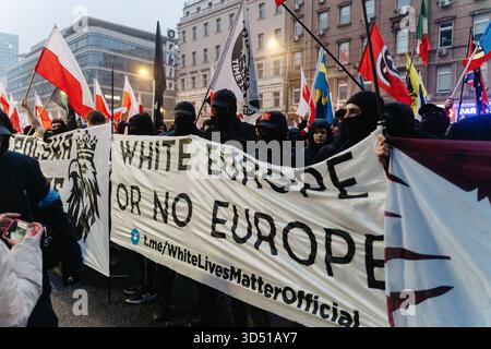 Rechtsextreme Demonstranten halten ein Banner mit der Aufschrift "Weißes Europa oder kein Europa", während sie an dem von katholischen und rechten Gruppen organisierten Unabhängigkeitstag teilnehmen. Die Polen feiern den Nationalen Unabhängigkeitstag, um die Wiedererlangung der Unabhängigkeit des Landes nach 123 Jahren Teilung im Jahr 1918 zu feiern. 16 Jahre lang findet jährlich ein unabhängigkeitsmarsch durch die Straßen statt, der von der nationalistischen und rechten Independence March Association organisiert wird. Dieses Jahr findet der marsch unter dem Motto „eine Nation - starkes Polen“ statt, und die Veranstaltung befasst sich ausführlich mit der Frage der Migration als Stockfoto