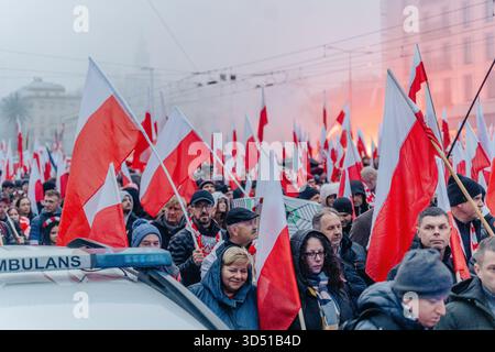 Während der Feierlichkeiten zum Unabhängigkeitstag marschieren die Massen mit polnischen Fahnen, die 107 Jahre nach der Rückkehr Polens zur Staatlichkeit feierten. Die Polen feiern den Nationalen Unabhängigkeitstag, um die Wiedererlangung der Unabhängigkeit des Landes nach 123 Jahren Teilung im Jahr 1918 zu feiern. 16 Jahre lang findet jährlich ein unabhängigkeitsmarsch durch die Straßen statt, der von der nationalistischen und rechten Independence March Association organisiert wird. Dieses Jahr findet der marsch unter dem Motto "eine Nation - starkes Polen " statt, und die Veranstaltung befasst sich ausführlich mit der Frage der Migration als Bedrohung für die nationale Einheit. (Foto von Mare Stockfoto