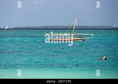 Traditionelles Dhow-Segelboot auf dem türkisfarbenen Indischen Ozean in der Nähe von Sansibar Tansania Stockfoto