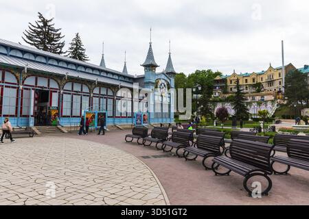 Pyatigorsk, Russland - 12. Mai 2023: Eine ruhige urbane Parkszene mit einem dekorativen blau-silbernen Pavillon, der Galerie Lermontow. Es wurde 1901 erbaut, Stockfoto
