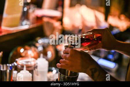 Berlin, Deutschland. November 2025. Zur Eröffnung der ersten Ausgabe der Berlin Cocktail Week wird in der Bar Glasweise ein Cocktail zubereitet. Die erste Berlin Cocktail Week findet vom 14. Bis 23. November statt. Cocktailliebhaber können in 25 ausgewählten Bars der Hauptstadt kreative Getränke zum Standardpreis von 8 Euro genießen. Quelle: Jens Kalaene/dpa/Alamy Live News Stockfoto