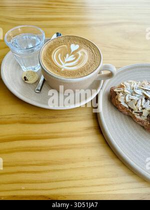 Frühstück mit Kaffee und Mandelcroissants Stockfoto