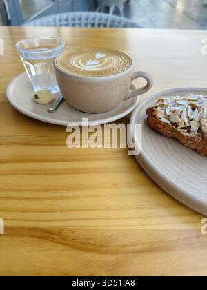 Frühstück mit Kaffee und Mandelcroissants Stockfoto