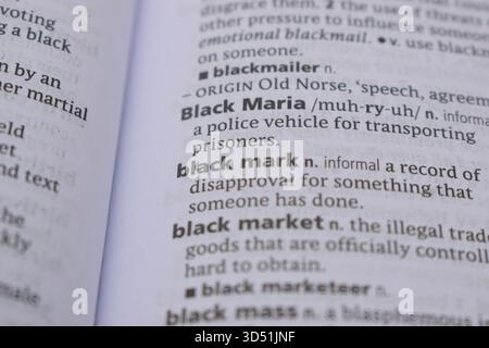 Englische Definition Wörterbuch Seite Nahaufnahme des gedruckten Wortes mit -Black Mark Stockfoto