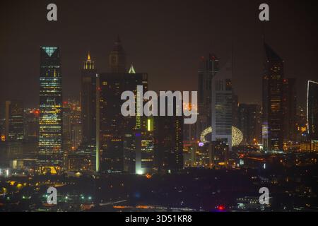 Dubai, VAE - 13. Juli 2024: Die lebhafte Skyline von Dubai bei Nacht mit prominenten Wolkenkratzern wie den Emirates Towers und dem beleuchteten Museum of Stockfoto