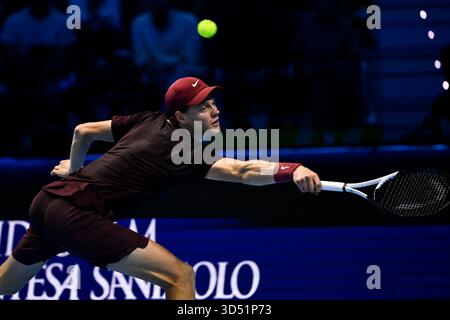 Palasport Olimpico Arena, Turin, Italien. November 2025. Nitto ATP Finals Tennis 2025; Jannik Sinner aus Italien spielt eine Rückhand gegen Alexander Zverev aus Deutschland Credit: Action Plus Sports/Alamy Live News Stockfoto